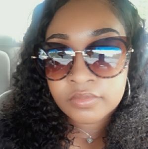 Meet your Posher, Monique